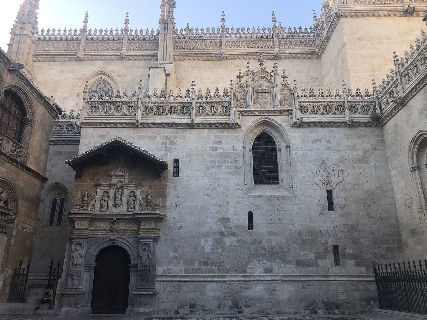 La fachada gótica de la Capilla Real de Granada, donde están enterrados los Reyes Católicos