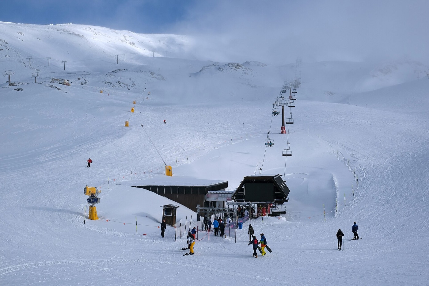 Borreguiles, el corazón del área esquiable, con el telesilla Veleta y los cañones de nieve.