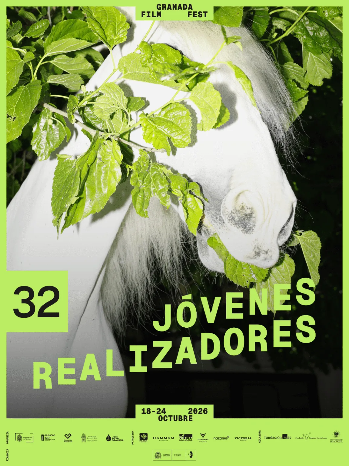 Cartel del 32 Festival Jóvenes Realizadores – Granada Film Fest: un caballo blanco entre hojas verdes, con las fechas del 18 al 24 de octubre de 2026
