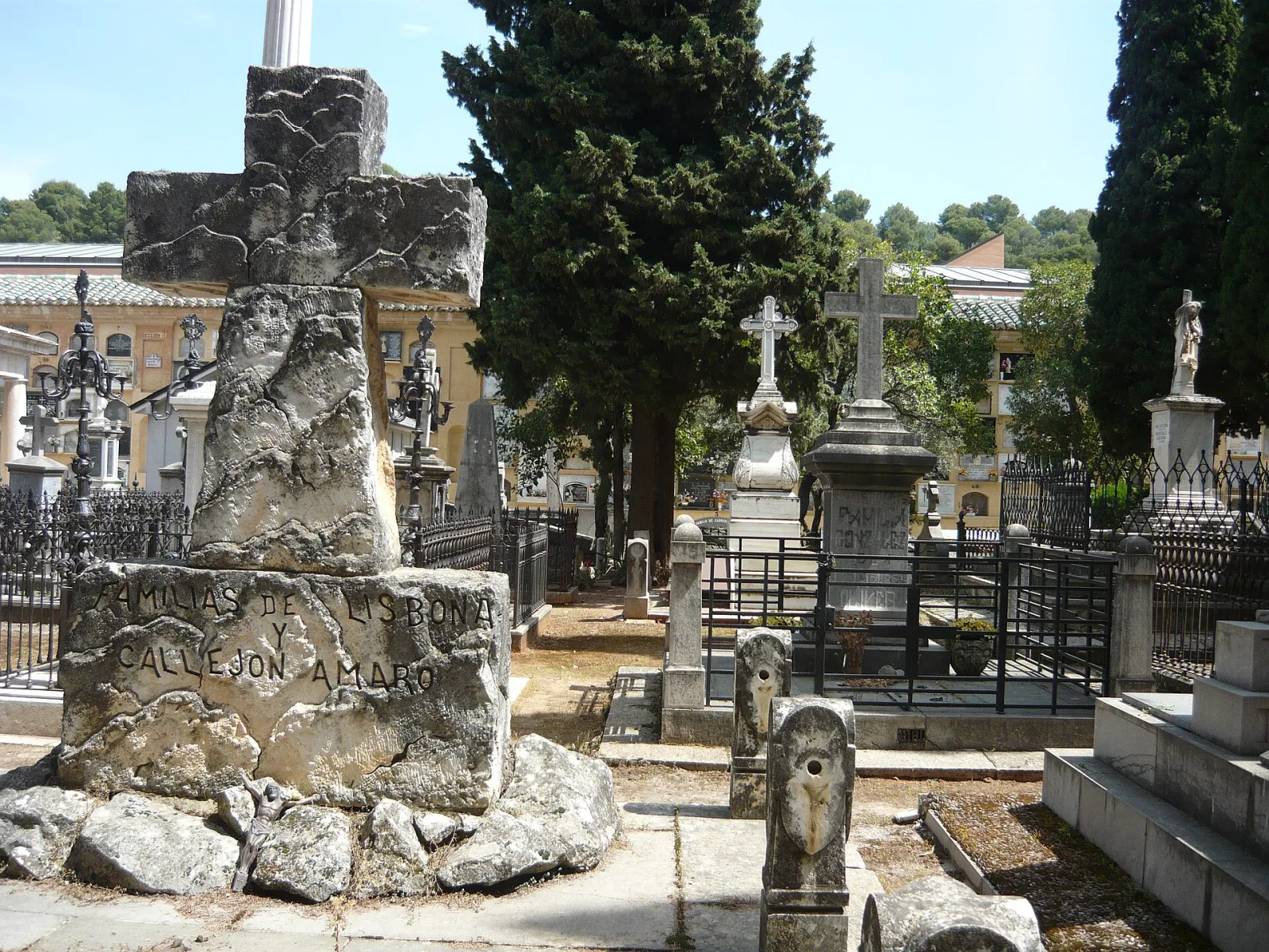 Tumbas de los siglos XIX y XX en el patio primero del cementerio de San José de Granada, con cruces de piedra y cipreses