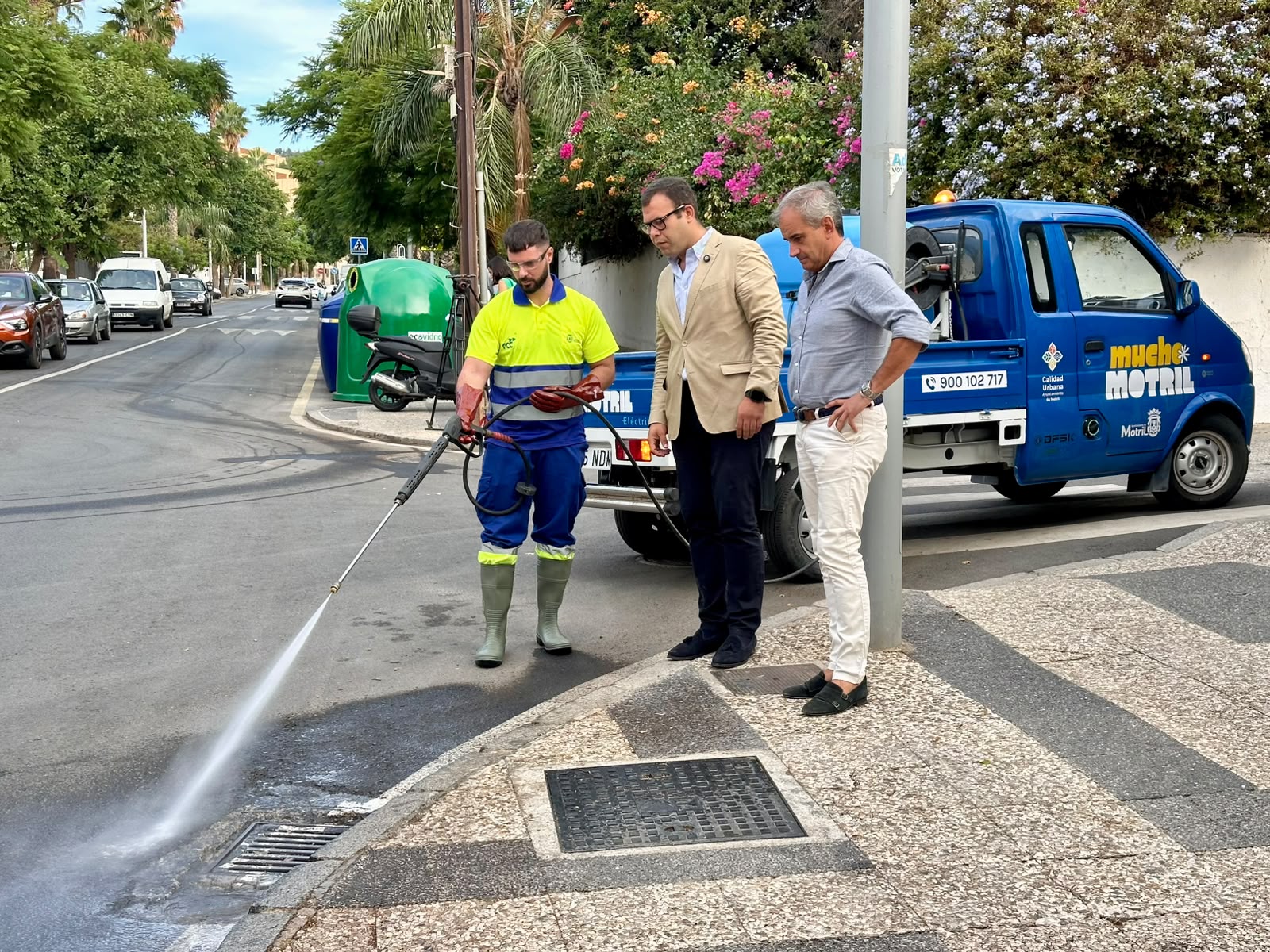 Imagen de la noticia: Motril refuerza la limpieza de más de 8.000 imbornales ante la temporada de lluvias
