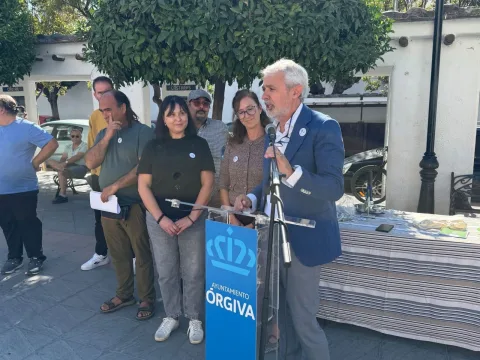 Imagen de la noticia: Órgiva pide civismo tras ensuciarse en una hora una zona de contenedores recién limpiada