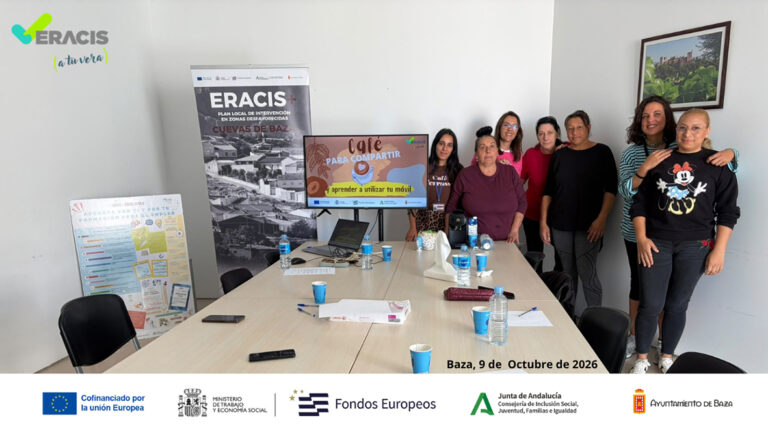 Imagen de la noticia: Un taller de ERACIS+ en Baza enseña a usar el móvil para buscar empleo