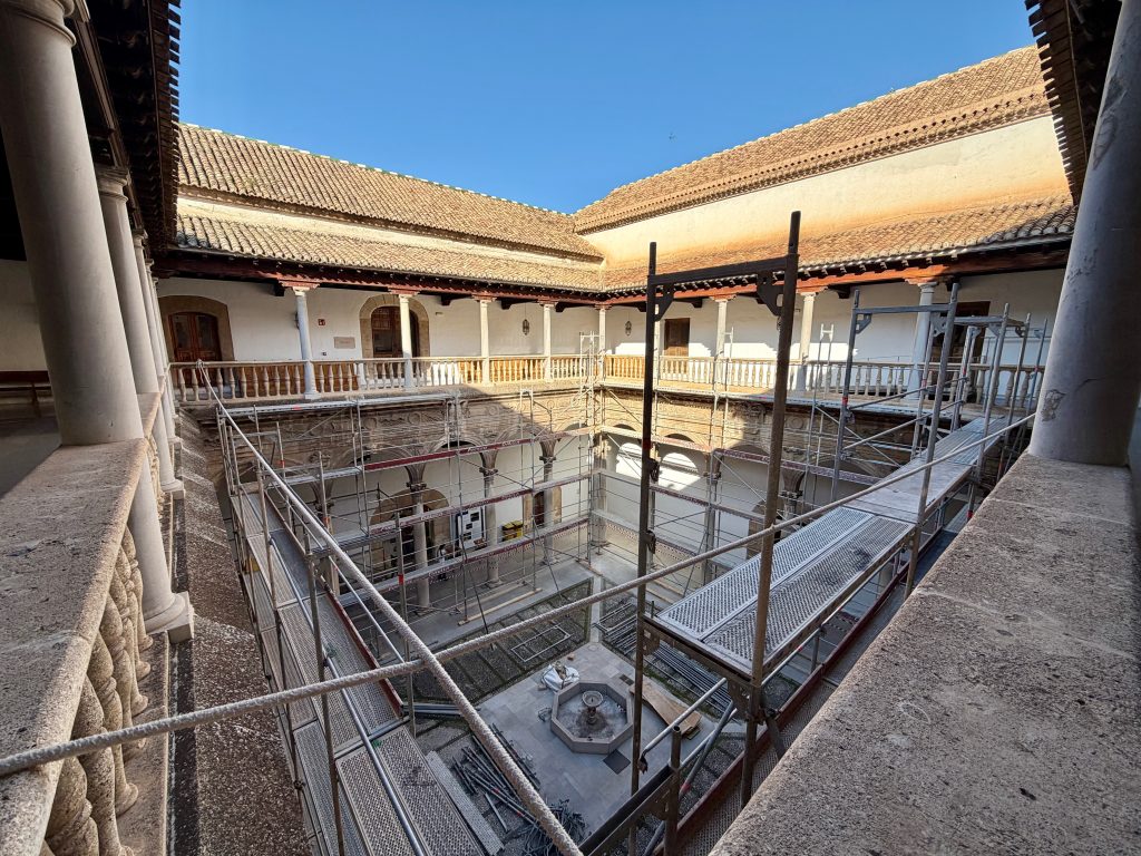 Imagen de la noticia: La Universidad de Granada presenta la restauración del Patio de los Mármoles del Hospital Real