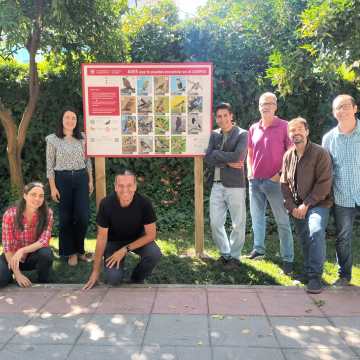 Imagen de la noticia: Fuentenueva estrena un itinerario con ocho paneles sobre la fauna del campus
