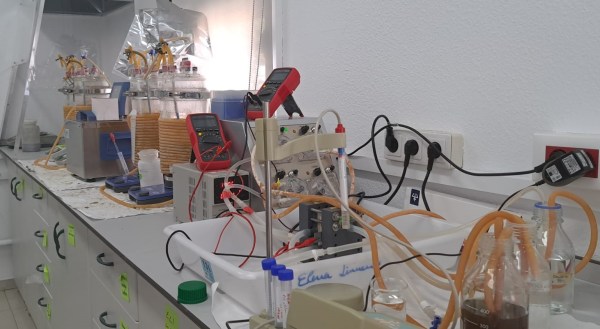 Imagen de la noticia: La UGR logra ácidos grasos del alperujo con corriente eléctrica