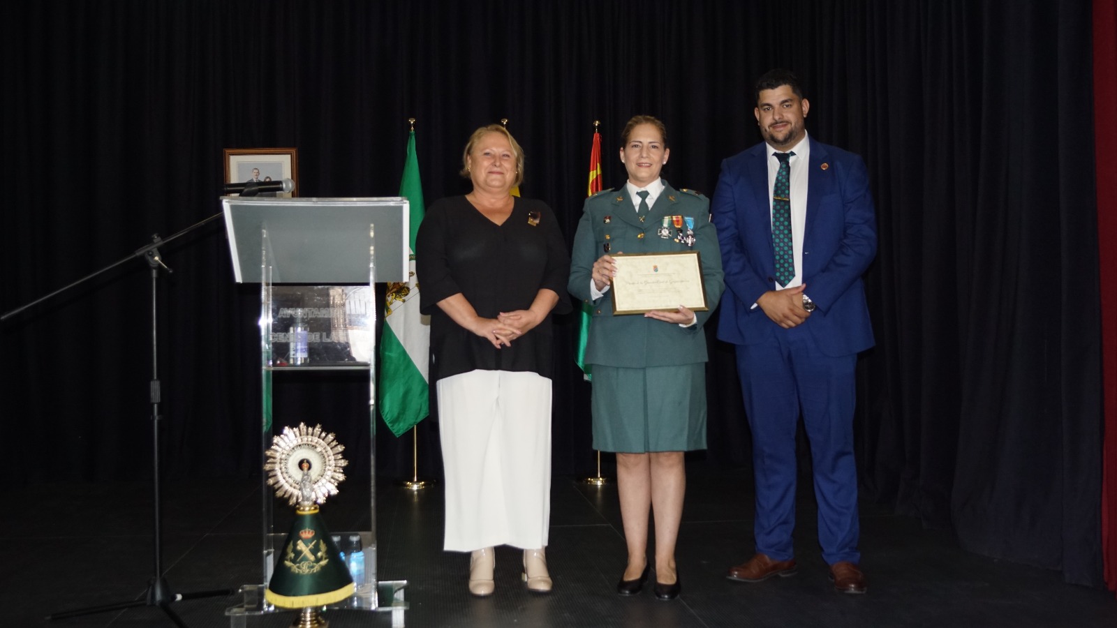 Imagen de la noticia: Cenes de la Vega reconoce a la Guardia Civil de Güéjar Sierra en el día de su patrona