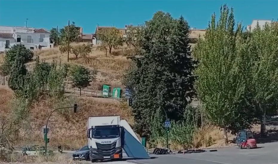 Imagen de la noticia: Cortada la A-4002 en Granada por la caída de granadas de mortero de un camión
