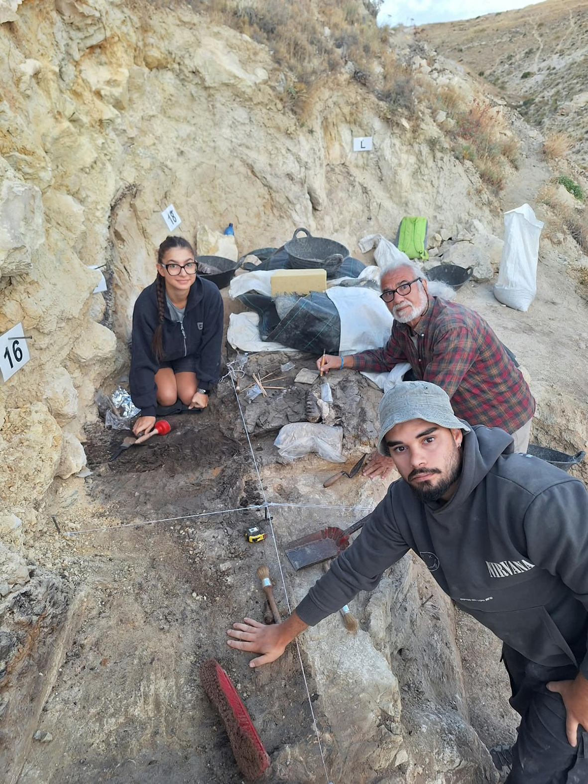 Imagen de la noticia: Baza 1 cierra su décima campaña con 124 fósiles y dos grandes mamíferos nuevos