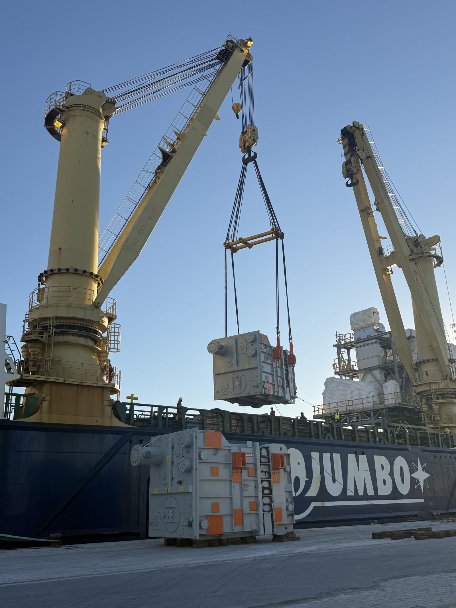 Imagen de la noticia: El Puerto de Motril embarca cuatro transformadores y 61 palas de aerogenerador