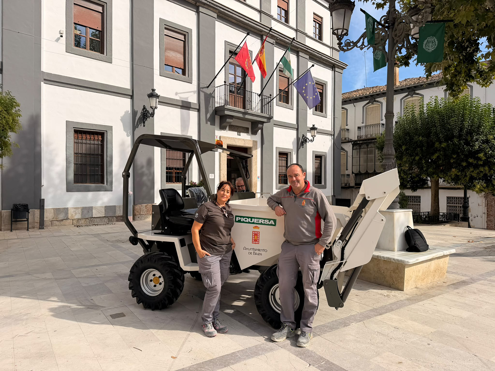 Imagen de la noticia: Baza incorpora un dumper para las obras en las calles