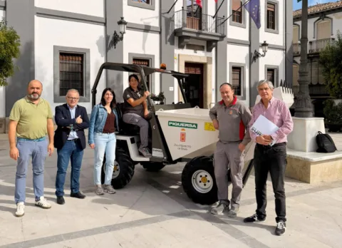 Imagen de la noticia: Baza incorpora un dumper para las obras en las calles