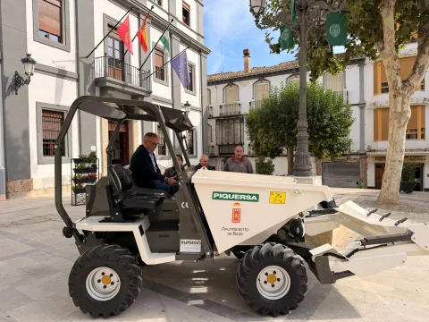 Imagen de la noticia: Baza incorpora un dumper para las obras en las calles