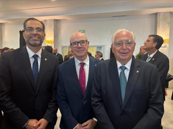 Imagen de la noticia: El rector de la UGR acompaña a los reyes en su visita a Melilla