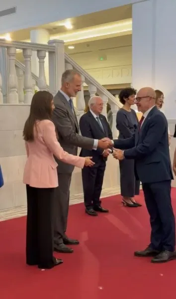 Imagen de la noticia: El rector de la UGR acompaña a los reyes en su visita a Melilla