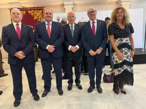 Imagen de la noticia: El rector de la UGR acompaña a los reyes en su visita a Melilla
