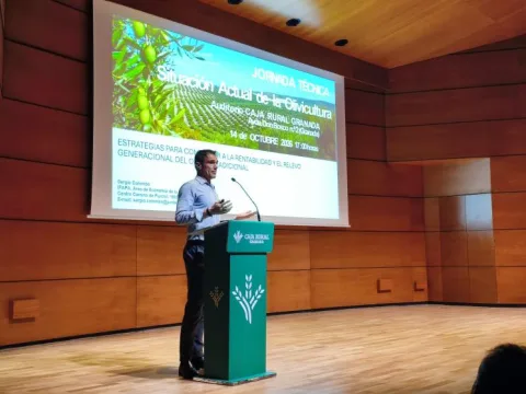 Imagen de la noticia: El IFAPA reúne en Granada a 65 profesionales para analizar los retos del olivar