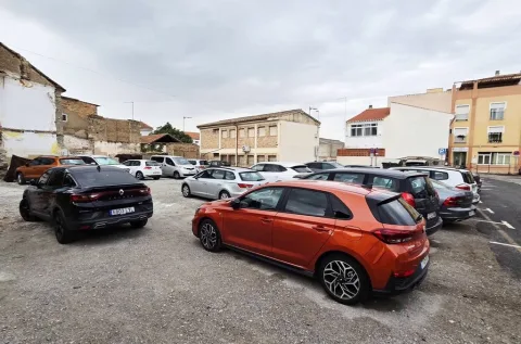 Imagen de la noticia: Cúllar Vega abre 12 plazas de aparcamiento junto al Ayuntamiento
