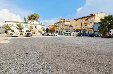 Imagen de la noticia: Cúllar Vega abre 12 plazas de aparcamiento junto al Ayuntamiento