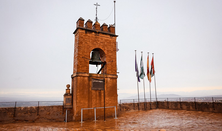 Imagen de la noticia: La campana de la Torre de la Vela suena en la Alhambra por Lorca, 90 años después de su asesinato