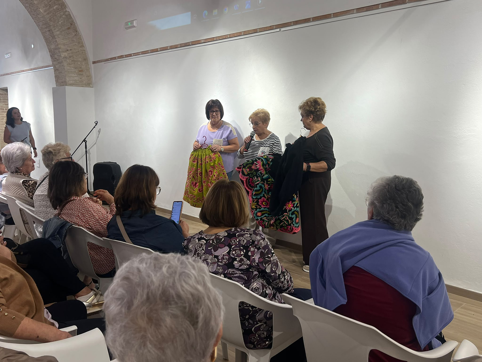 Imagen de la noticia: Mujeres de los ocho pueblos de Baza plantan un olivo y leen un manifiesto por el medio rural