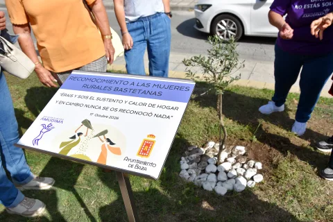 Imagen de la noticia: Mujeres de los ocho pueblos de Baza plantan un olivo y leen un manifiesto por el medio rural