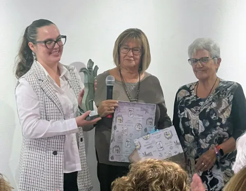 Imagen de la noticia: Mujeres de los ocho pueblos de Baza plantan un olivo y leen un manifiesto por el medio rural