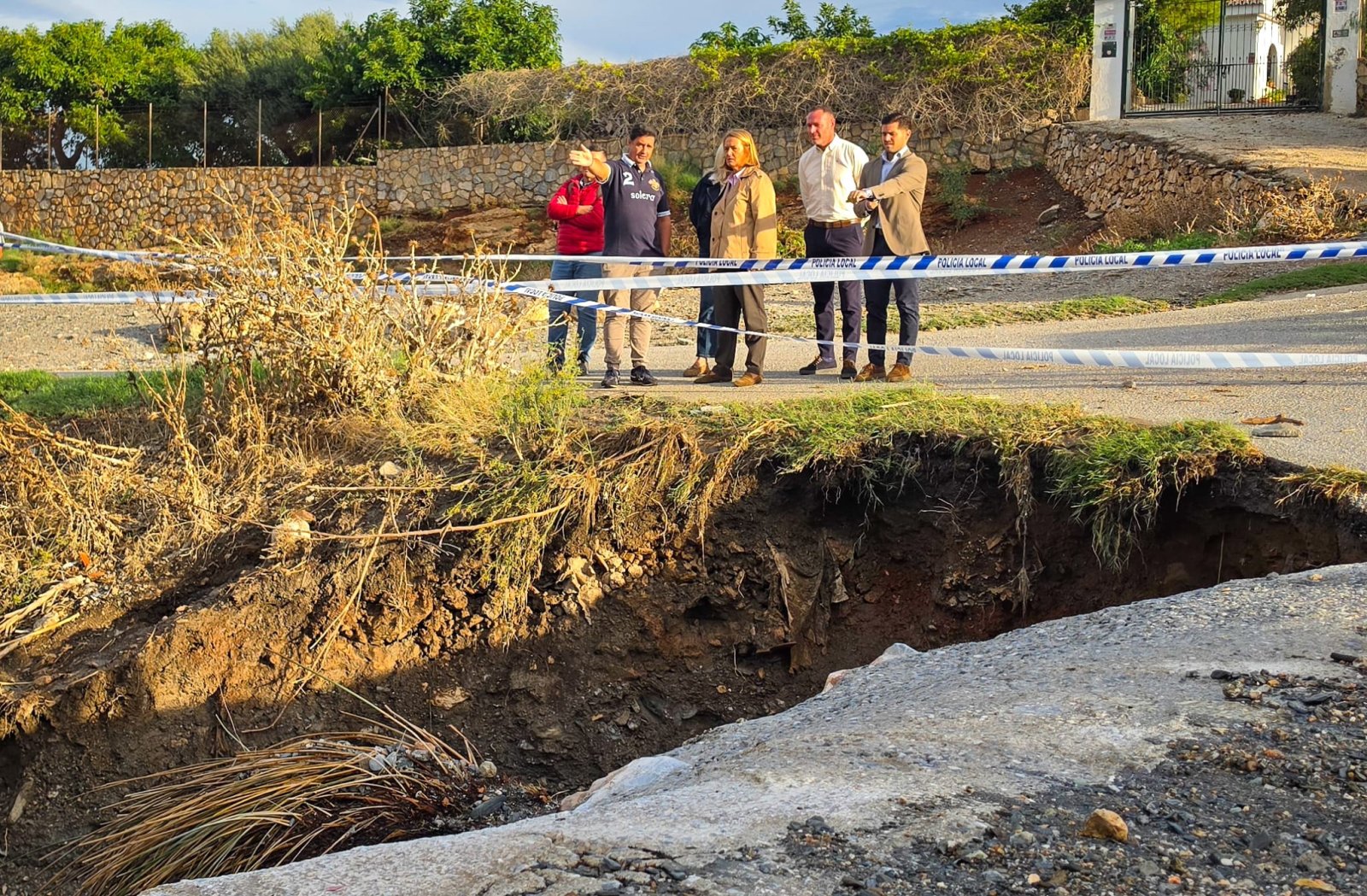 Imagen de la noticia: Motril repara los daños de la DANA Adam en caminos rurales del Llano de la Garnatilla