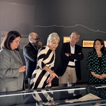 Imagen de la noticia: La consejera de Cultura visita la muestra que repasa el Granada imperial de 1526