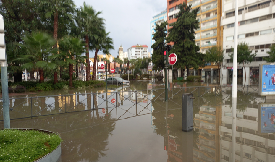 Imagen de la noticia: Motril concentra 14 avisos en una hora y el temporal deja 62 emergencias en Granada
