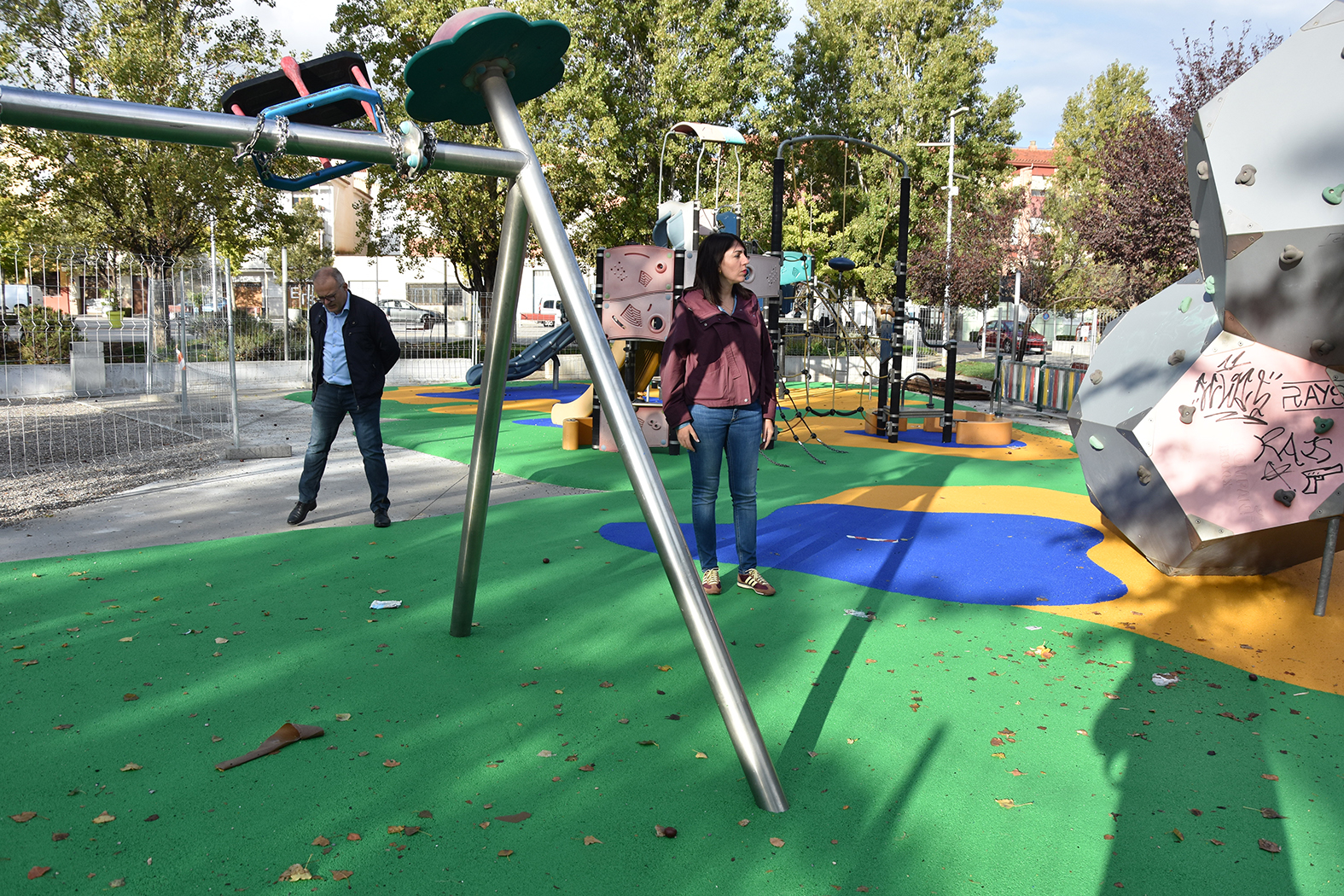 Imagen de la noticia: Baza renueva los parques infantiles de Los Prados y la Constitución