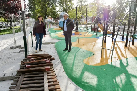 Imagen de la noticia: Baza renueva los parques infantiles de Los Prados y la Constitución