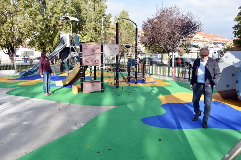 Imagen de la noticia: Baza renueva los parques infantiles de Los Prados y la Constitución