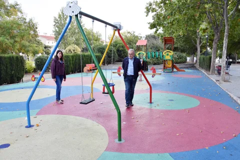 Imagen de la noticia: Baza renueva los parques infantiles de Los Prados y la Constitución