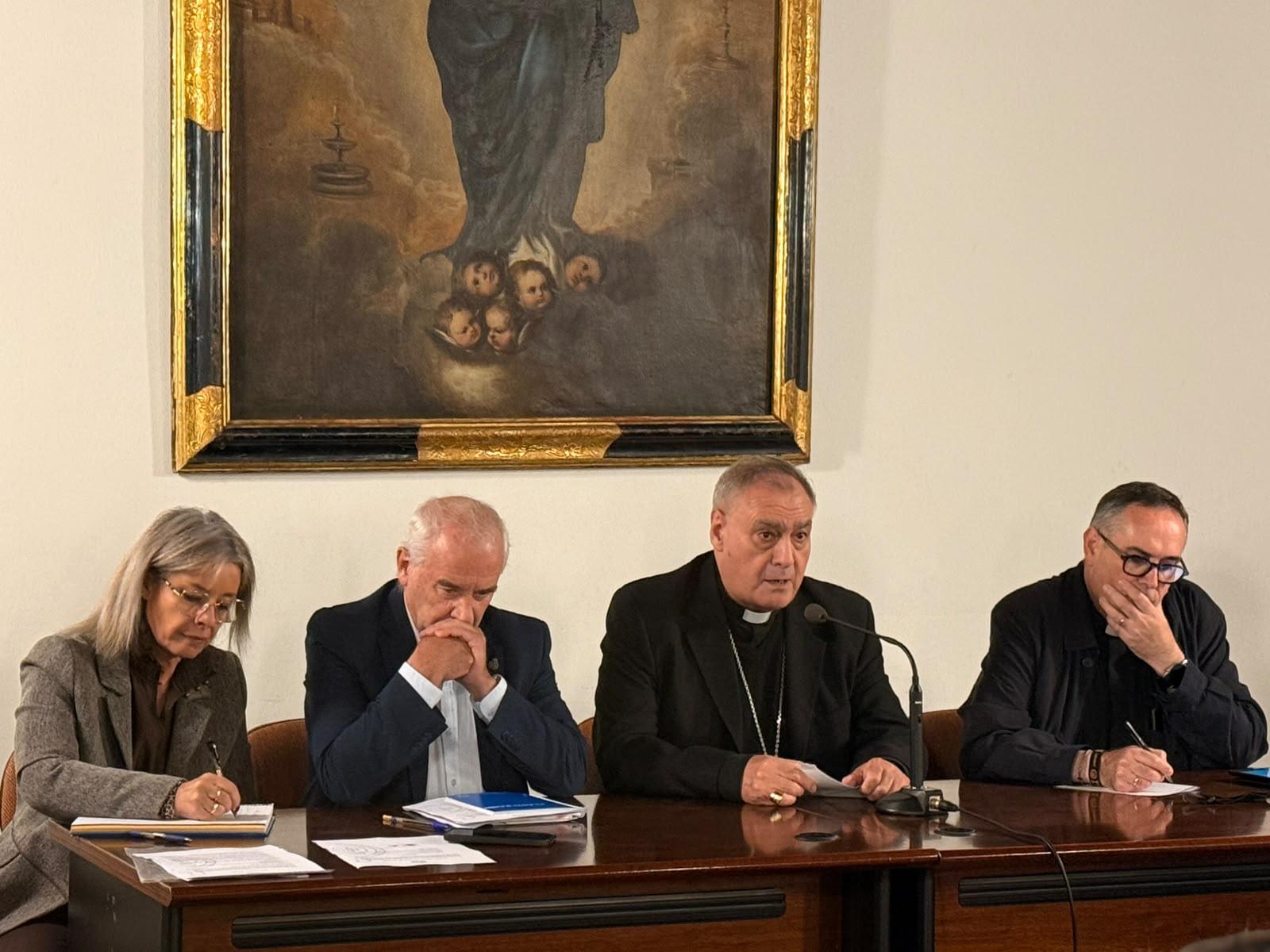 Imagen de la noticia: El arzobispo pide a las cofradías de Granada que no compitan en gastos de patrimonio