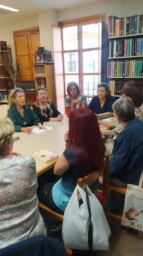 Imagen de la noticia: El club de lectura de Órgiva analiza «La elegancia del erizo» en su encuentro mensual