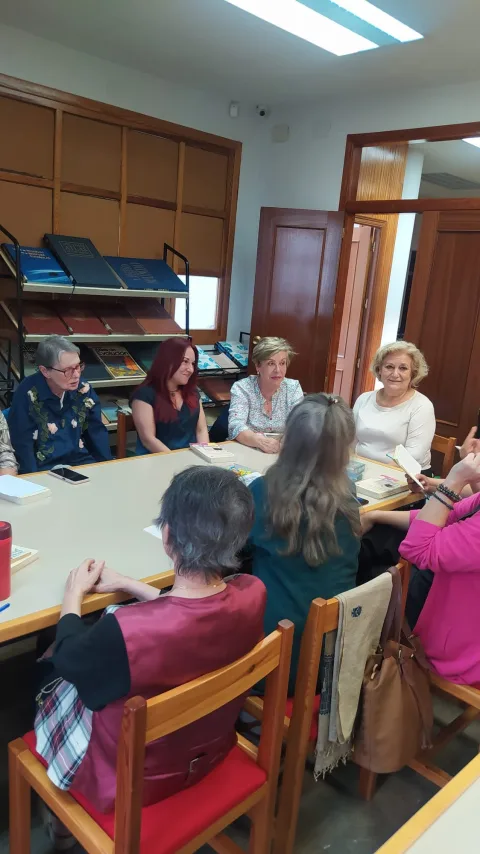 Imagen de la noticia: El club de lectura de Órgiva analiza «La elegancia del erizo» en su encuentro mensual