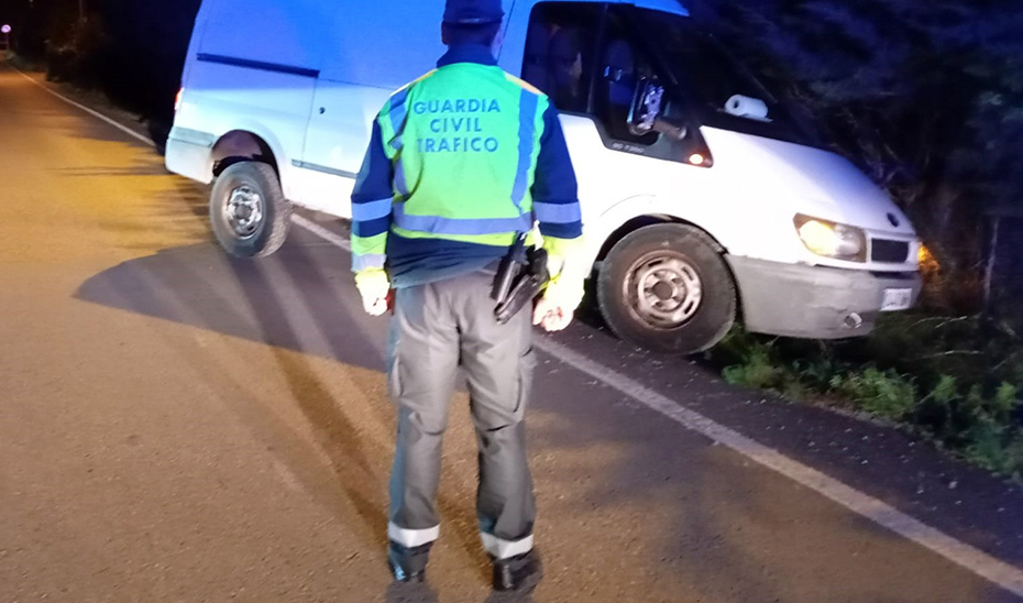 Imagen de la noticia: Cuatro heridos, dos de ellos menores, al volcar su coche en Fuente Vaqueros