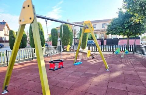 Imagen de la noticia: Cúllar Vega estrena juegos nuevos en dos parques infantiles