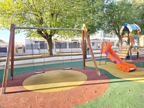 Imagen de la noticia: Cúllar Vega estrena juegos nuevos en dos parques infantiles