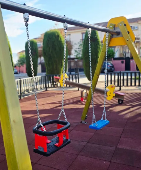 Imagen de la noticia: Cúllar Vega estrena juegos nuevos en dos parques infantiles