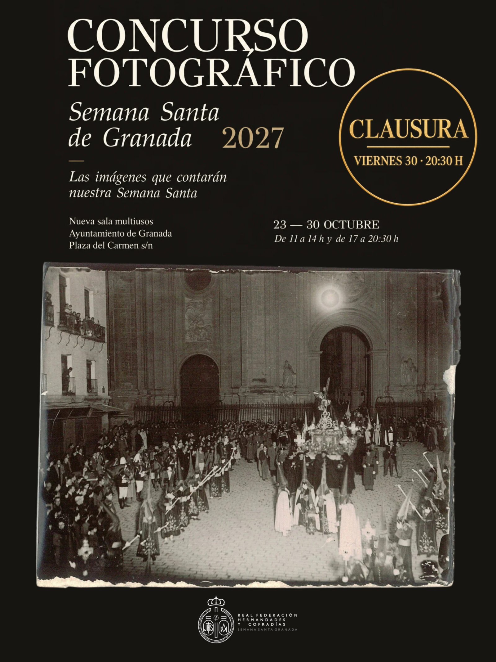 Cartel de un concurso fotográfico de la Semana Santa de Granada con una foto antigua de una procesión ante una iglesia.