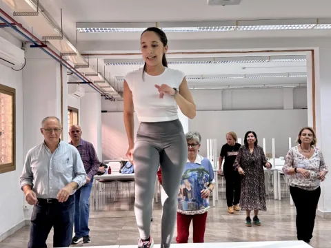 Imagen de la noticia: La UGR enseña a bailar salsa a personas mayores para ganar autonomía