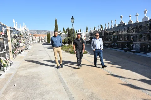 Imagen de la noticia: Baza refuerza sus cementerios y pone autobús especial para el 1 de noviembre
