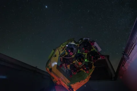 Imagen de la noticia: Nuevo dispositivo combina la luz de siete telescopios en una sola salida